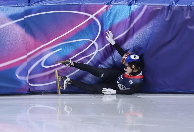 16일현지시간 이탈리아 밀라노 아이스스케이팅 아레나에서 열린 2026 밀라노-코르티나담페초 동계올림픽 쇼트트랙 여자 1000m 준결승에서 김길리가 벨기에 선수 반칙으로 넘어지고 있다 사진연합뉴스