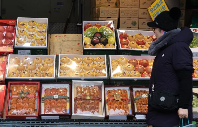 설 연휴를 앞둔 지난 13일 서울 청량리시장을 찾은 시민이 장을 보고 있다