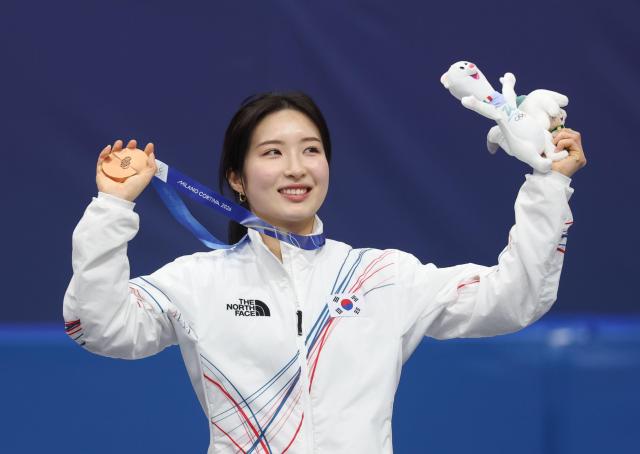 16일현지시간 이탈리아 밀라노 아이스스케이팅 아레나에서 열린 2026 밀라노-코르티나담페초 동계올림픽 쇼트트랙 여자 1000m 결승에서 3위해 동메달을 따낸 김길리가 세리머니를 하고 있다