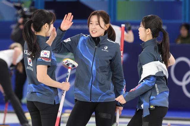 16일현지시간 이탈리아 코르티나담페초 컬링 올림픽 스타디움에서 열린 2026 밀라노ㆍ코르티나담페초 동계올림픽 컬링 여자 라운드로빈 한국과 중국의 경기에서 한국 대표팀 선수들이 의도한 샷을 성공시킨 뒤 기뻐하고 있다