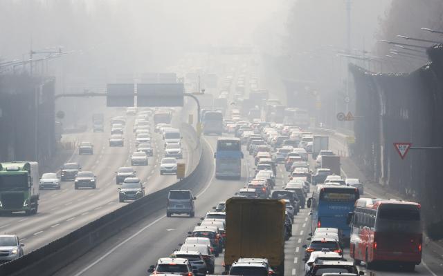 설 연휴 첫날인 지난 14일 경부고속도로 서울 잠언 IC 인근이 서울을 빠져나가는 하행선 차량오른편으로 붐비고 있다 사진연합뉴스