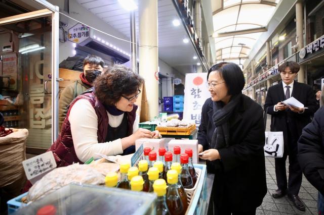  한성숙 중소벤처기업부 장관이 지난 13일 서울 서대문구 포방터시장을 방문해 장을 보며 상인과 대화하고 있다 사진중소벤처기업부