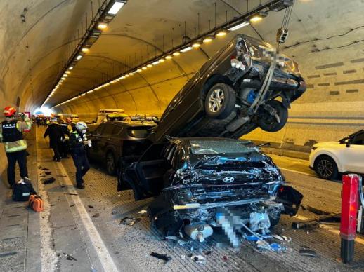 전북 순천완주고속도로 용암3터널서 차량 7대 추돌…3명 부상
