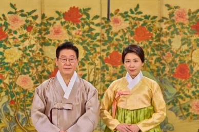 한복 입은 이재명 대통령 부부 설 인사…연대와 신뢰 위에 함께 가자