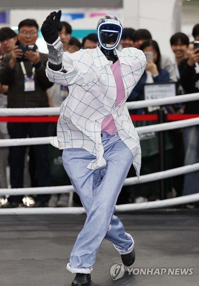 대구연합뉴스 김현태 기자  22일 대구 북구 엑스코에서 열린 2025 대구 국제로봇 산업전에서 드론·로봇 솔루션 전문기업 영인 모빌리티 부스에서 중국 로봇 기업 유니트리가 개발한 휴머노이드 로봇이 아이돌 댄스를 선보이고 있다 20251022