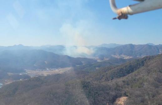 경북 문경 야산 산불 80% 진화...헬기 10대 투입