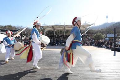 南山韩屋村举办春节庆典