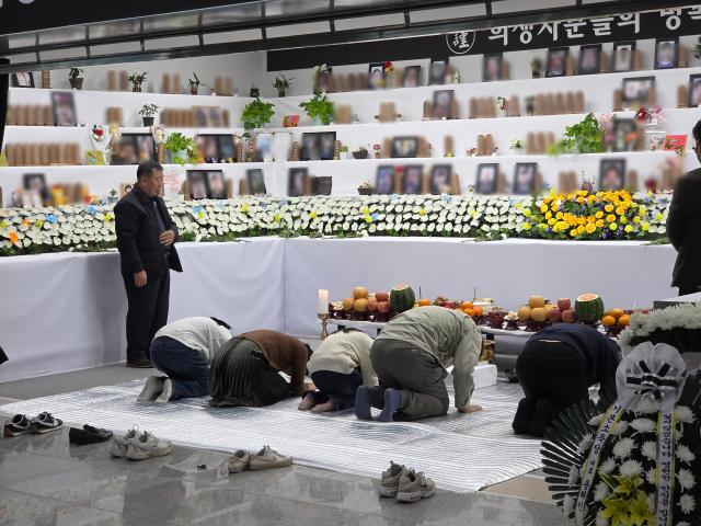 설 명절 합동차례 지내는 제주항공 참사 유가족들 사진12·29 제주항공 여객기 참사 유가족협의회 제공·연합뉴스