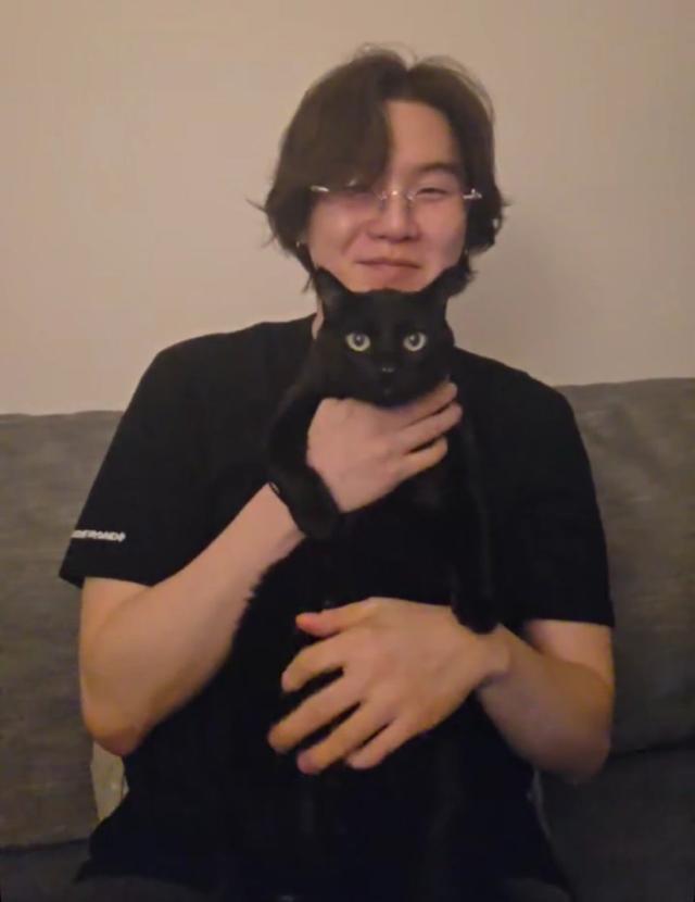 [BTS光化門D-32] BTSシュガ、SNSに愛猫との日常を投稿…「アケオメ」