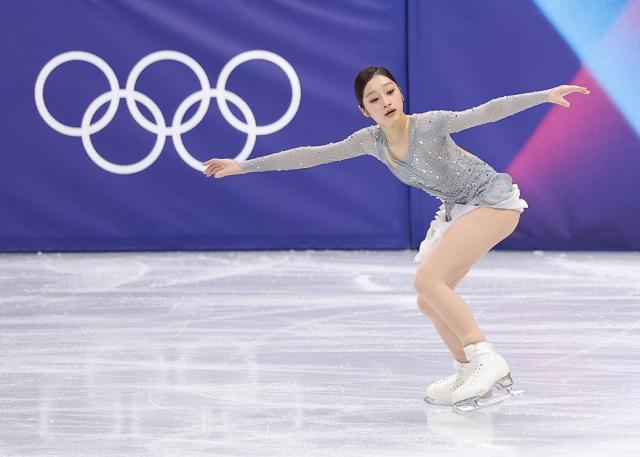 17일현지시간 이탈리아 밀라노 아이스스케이팅 아레나에서 열린 2026 밀라노ㆍ코르티나담페초 동계올림픽 여자 싱글 쇼트 프로그램에 출전한 신지아가 연기를 펼치고 있다 사진연합뉴스