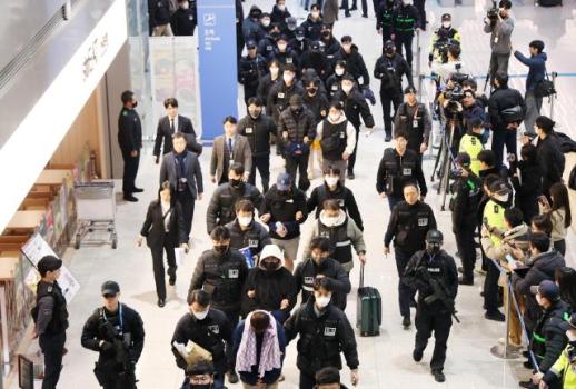 코리아 전담반 캄보디아 급습...인터폴 적색 수배자 6명 검거 