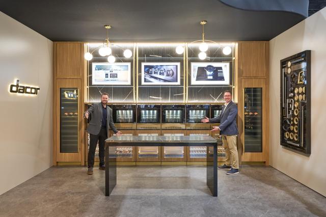 삼성전자 직원이 미국 플로리다주 올란도에서 열린 북미 최대 규모의 주방∙욕실 전시회 KBIS 2026에서 럭셔리 빌트인 데이코Dacor 와인존을 소개하고 있다 사진삼성전자