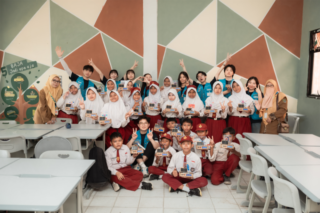 포스코 대학생봉사단 비욘드 18기 봉사단이 인도네시아 사망라야 1 국립초등학교SDN Samangraya 1에서 태양광 무드등 만들기 수업을 진행하고 기념사진을 촬영하고 있다 사진포스코