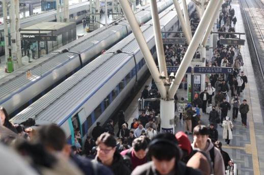 [포토] 귀경객으로 붐비는 서울역