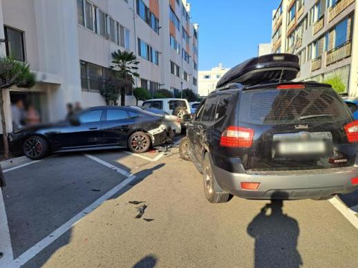 브레이크 대신 가속?…아파트 주차장서 차량 7대 연쇄 추돌