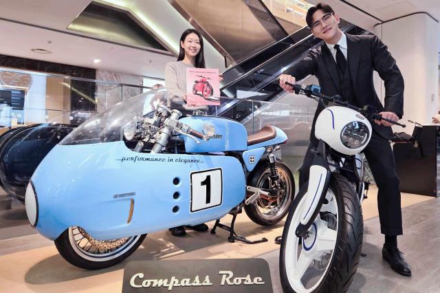 갤러리아백화점은 서울 명품관에서 26일까지 럭셔리 전기바이크 브랜드 컴파스로즈Compass Rose 팝업을 선보인다고 18일 밝혔다사진갤러리아백화점