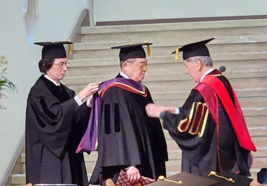 구자열 LS 이사회 의장가운데이 와세다대 다나카 아이지 총장으로부터 명예박사 학위를 받고 있다사진최지희 일본 통신원