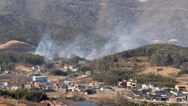 18일 오후 울산시 북구 천곡동 순금산 자락에서 발생한 산불로 하얀 연기가 피어오르고 있다 사진연합뉴스