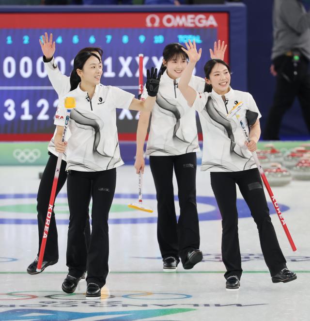 18일현지시간 이탈리아 코르티나담페초 컬링 올림픽 스타디움에서 열린 2026 밀라노ㆍ코르티나담페초 동계올림픽 컬링 여자 라운드로빈 한국과 스웨덴의 경기에서 8-3으로 승리를 거둔 한국 대표팀 선수들이 기뻐하고 있다 사진연합뉴스