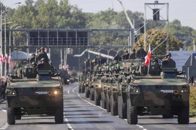 2023년 8월 폴란드군이 자국 국군의 날을 기념해 수도 바르샤바에서 열린 대규모 군사 퍼레이드에 참여하고 있다 사진연합뉴스