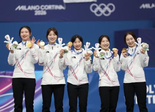 [2026 밀라노] 원팀으로 쓴 대역전극…韓 여자 쇼트트랙 계주, 8년 만에 金
