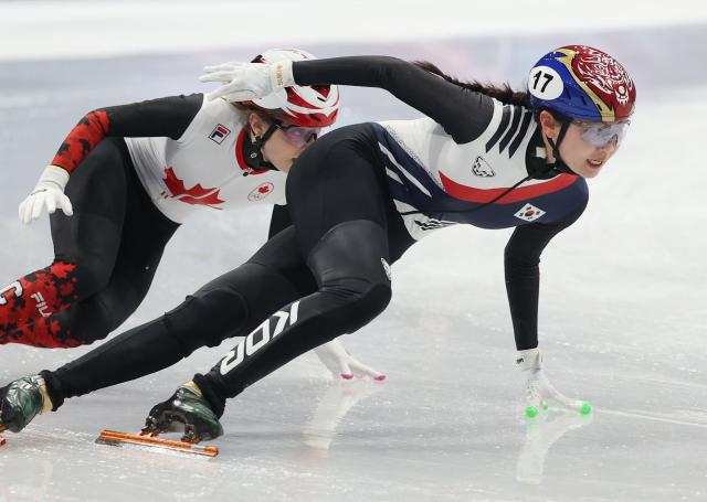 14일현지시간 이탈리아 밀라노 아이스스케이팅 아레나에서 열린 2026 밀라노ㆍ코르티나담페초 동계올림픽 쇼트트랙 여자 3000m 릴레이 준결승에 출전한 심석희가 질주하고 있다 사진연합뉴스