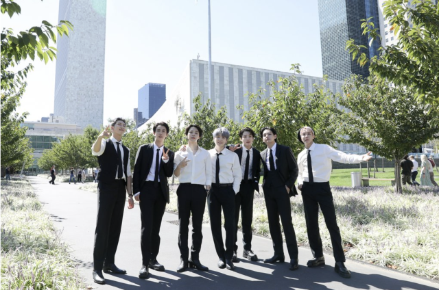 유엔본부 앞에 선 BTS 사진하이브