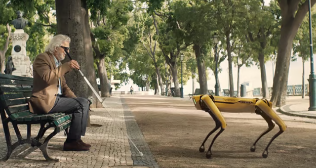 시각장애인 안내견의 역활을 대신하는 보스턴다이나믹스의 4족 보행 로봇 스팟 Spot 사진현대차