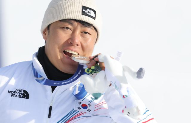 8일현지시간 이탈리아 리비뇨 스노파크에서 열린 2026 밀라노-코르티나담페초 동계올림픽 스노보드 남자 평행 대회전 결승 시상식에서 김상겸이 은메달을 깨물고 있다 사진연합뉴스