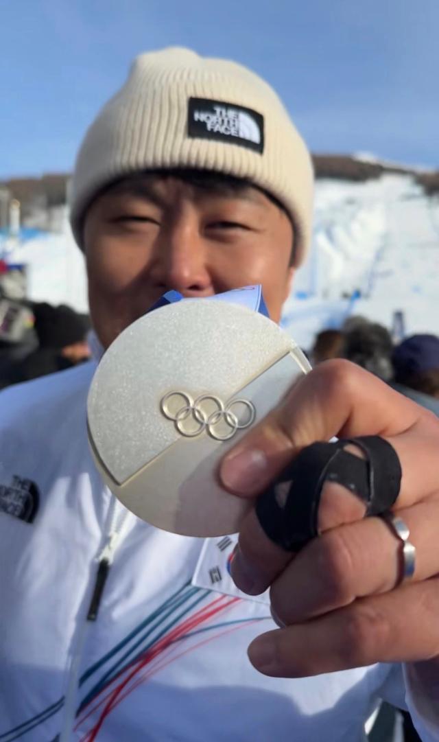 김상겸은 지난 8일 이번 대회 스노보드 남자 평행대회전 결승에서 019초 차의 명승부 끝에 은메달을 목에 걸었다 사진김상겸 제공