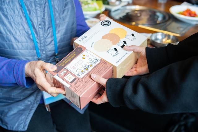 토스뱅크 독거 어르신에 명절 먹거리 지원 사진토스뱅크
