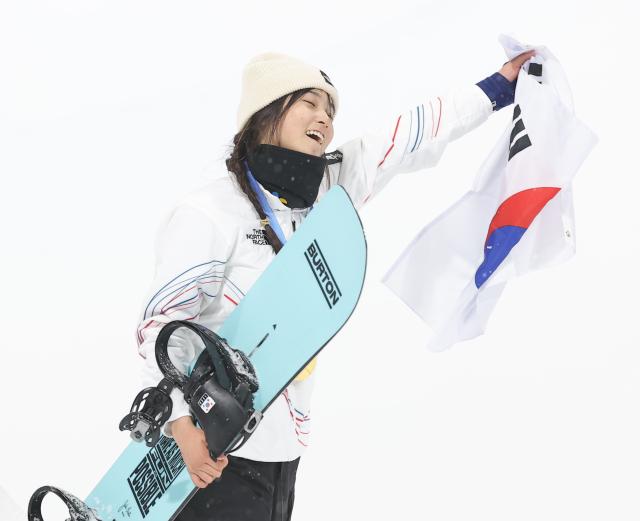 12일현지시간 이탈리아 리비뇨 스노파크에서 열린 2026 밀라노·코르티나담페초 동계 올림픽 스키 스노보드 여자 하프파이프 결선에서 9025점을 획득해 금메달을 획득한 한국 최가온이 시상식을 마친 뒤 기뻐하고 있다 사진연합뉴스