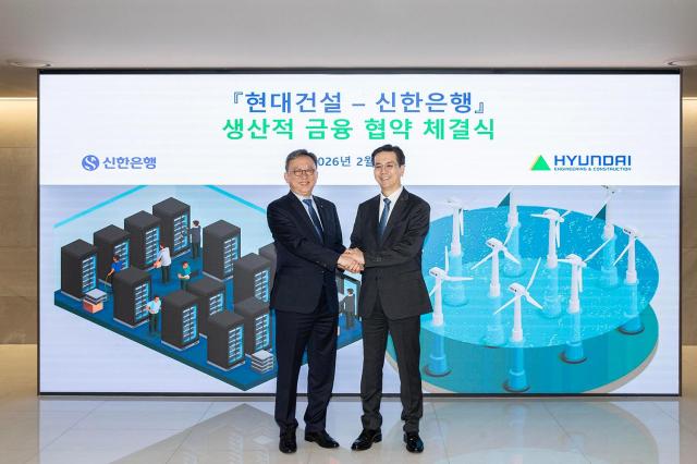 현대건설 이한우 대표이사오른쪽와 신한은행 정상혁 은행장이 업무협약을 체결한 후 기념사진을 촬영하고 있다 사진현대건설 