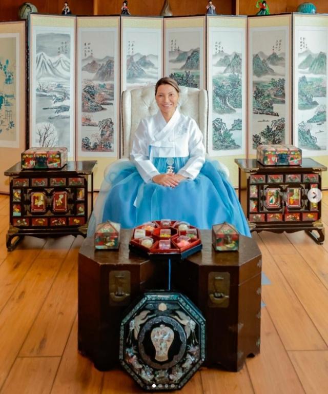 Brazilian first lady Rosangela da Silva wears a hanbok in a photo shared on Instagram. [Photo=Instagram capture]