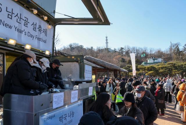 A crowd lines up to wait for a rice cake soup sharing event during the “2026 Namsangol Seollal Festival” at Namsangol Hanok Village in Jung District Seoul on Feb 17 AJP Yoo Nahyun