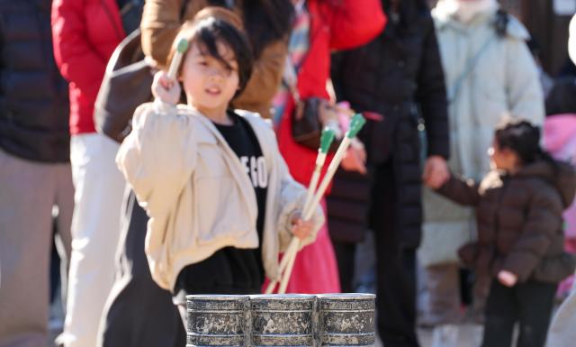 A child plays tuho a traditional arrow-throwing game during the “2026 Namsangol Seollal Festival” at Namsangol Hanok Village in Jung District Seoul on Feb 17 2026 AJP Yoo Na-hyun