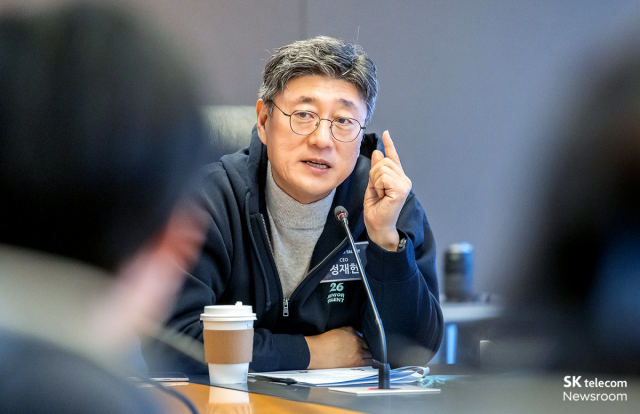 주니어탤런트의 질문에 답변하는 SKT 정재헌 CEO 사진SK텔레콤 뉴스룸 캡쳐

