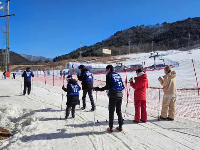 참가자들이 전 국가대표 선수들과 함께 노르딕 오감 체험 웰니스 프로그램을 체험하고 있다 사진알펜시아