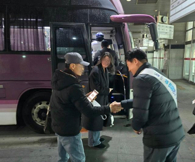 조용익 시장이 부천소풍터미널에서 귀성객과 나들이 시민에게 새해 인사를 전했다 사진부천시