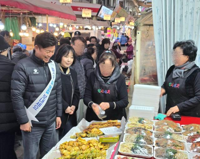 부천원미부흥시장에서 장을 보며 지역 소비 동향을 점검했다 사진부천시