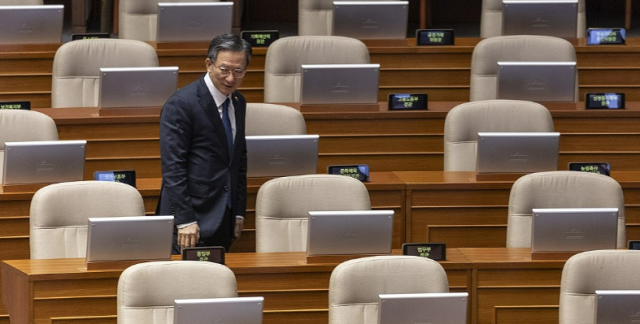정성호 법무주 장관이 지난 12일 국회에서 열린 본회의에 참석해 자리로 이동하고 있다 사진연합뉴스
