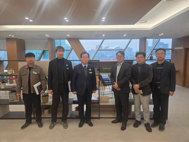유희태 완주군수왼쪽 세 번째가 송영환 한국토지주택공사 전북지역본부장을 만나 완주삼봉2 공공지원 민간임대주택공급촉진지구 조성 등 현안을 논의하고 있다사진완주군