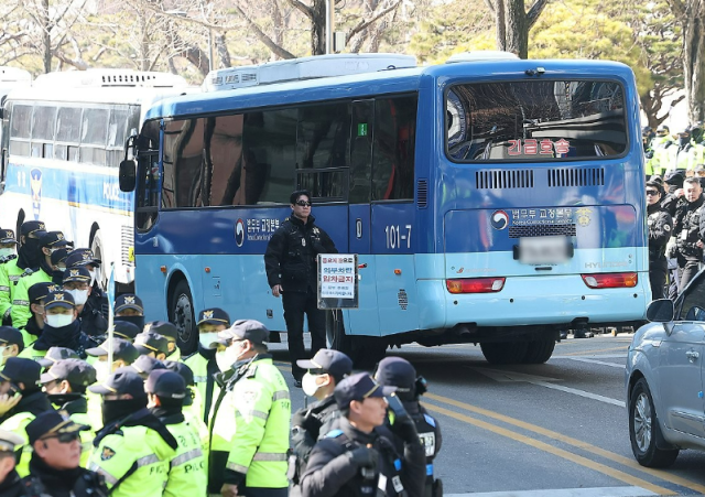 내란 우두머리 혐의로 기소된 윤석열 전 대통령의 1심 선고가 열리는 19일 윤 전 대통령이 탄 호송차가 서울 서초구 서울중앙지방법원으로 들어서고 있다 사진연합뉴스