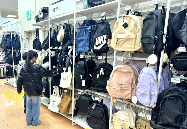롯데마트 제타플렉스 서울역점 가방 진열 전경 사진롯데마트