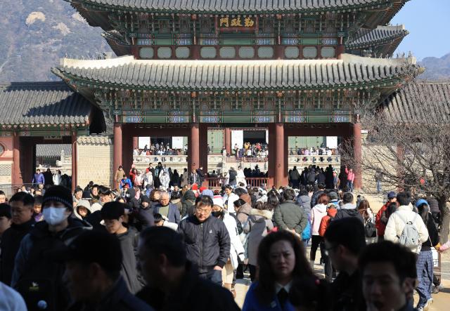 During the Lunar New Year holiday, the four major palaces including Gyeongbokgung, along with Jongmyo Shrine and the Joseon royal tombs, were opened for free. Crowds pack Gyeongbokgung in Seoul on Feb. 18.