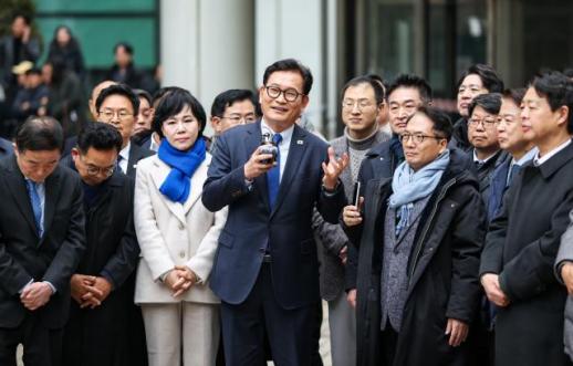 민주, 지선 앞두고 송영길 귀환에 술렁…국민의힘은 간판 바꾸고 세대교체