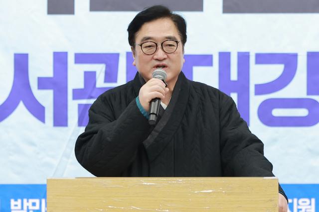 우원식 국회의장이 지난 12일 국회도서관에서 더불어민주당 국가균형성장특별위원회가 연 한반도 KTX 철도망 구축과 국가균형발전 정책 토론회에 참석해 축사하고 있다 사진연합뉴스
