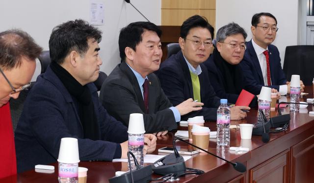 국민의힘 초재선모임인 대안과미래 소속 의원들이 지난달 20일 서울 국회 의원회관에서 모임을 갖고 얘기를 나누고 있다 사진연합뉴스