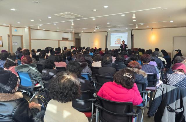 김덕원 BNK경남은행 울산도시공사영업소장이 지역 어르신들을 대상으로 전기통신금융사기 피해예방 금융교육을 하고 있는 모습 사진경남은행
