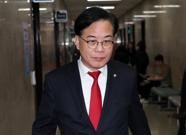 송언석 국민의힘 원내대표가 19일 윤석열 전 대통령 내란 혐의 1심 선고가 진행되는 가운데 서울 여의도 국회 본관 국민의힘 원내대표실로 들어가고 있다 사진연합뉴스